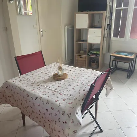 Daisy Apartment